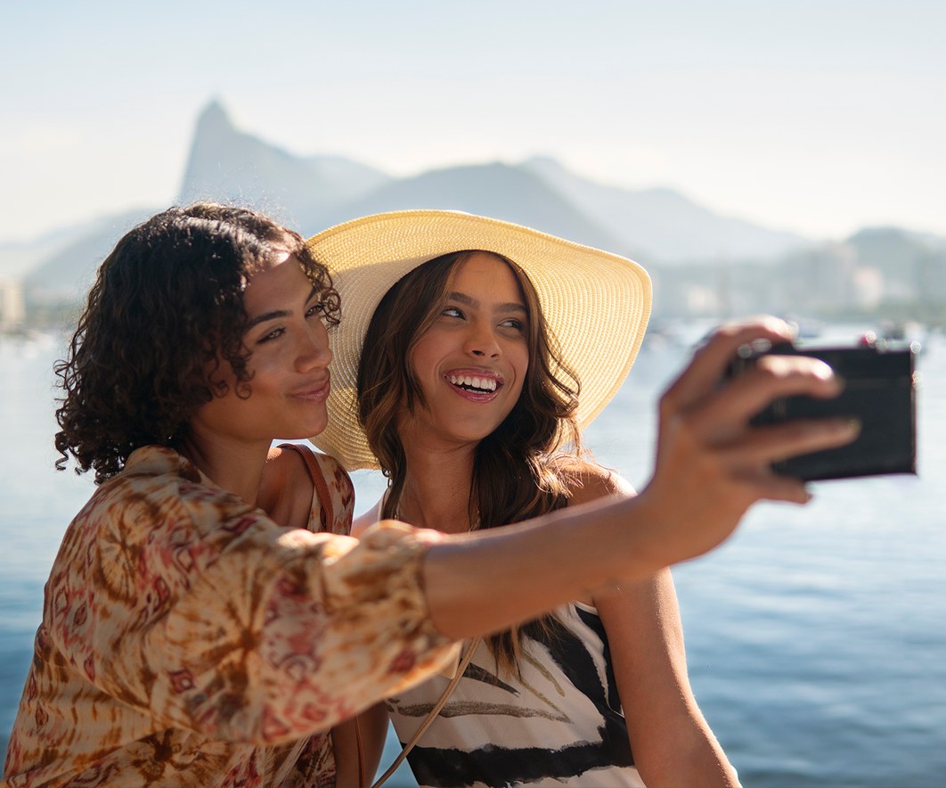 Duas mulheres tirando selfie no Rio de Janeiro